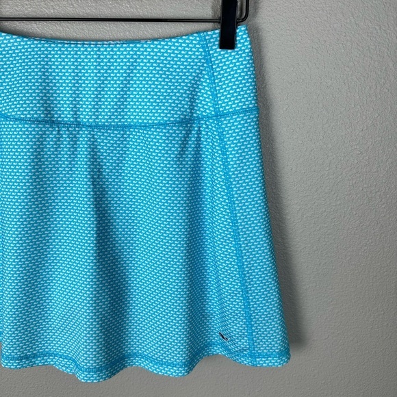Vineyard Vines Women’s Whale Logo Printed Performance Skort - Picture 3 of 9